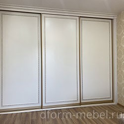 Шкаф-купе 3-х дверный белый в классическом стиле в спальню