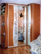 Шкаф-купе угловой с пескоструйным рисунком, зеркалом, фигурными вставками и угловым терминалом в спальню